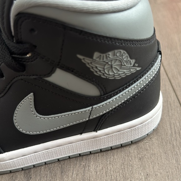 Air Jordans Women’s 1 Mid Black and Gray Size 7 - Picture 3 of 6